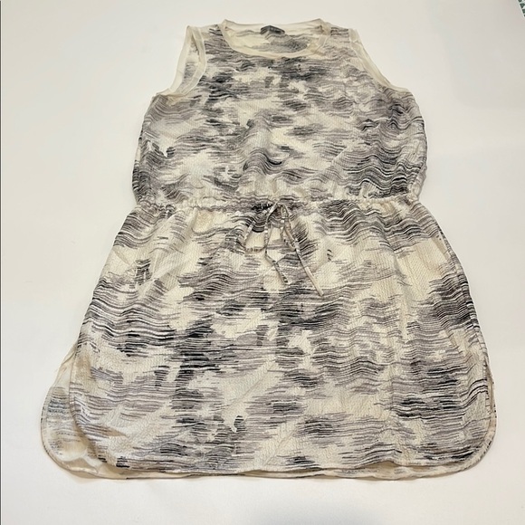 Vince Dresses & Skirts - Vince Silk Black and White Patterned Dress